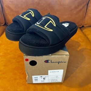 Champion Plush Core Slides- 6y/7.5W